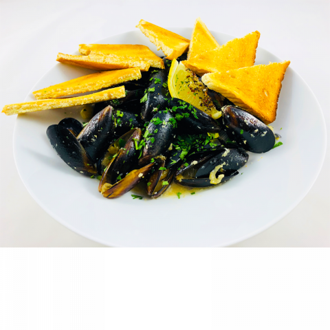 Fehérborban párolt fekete kagyló héjában